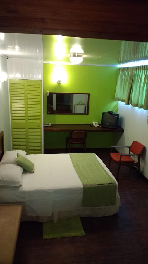 Monique'S Guest House Maraval Eksteriør billede